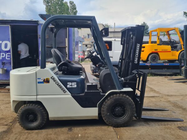 Навантажувач вилковий UNICARRIERS FD25T5