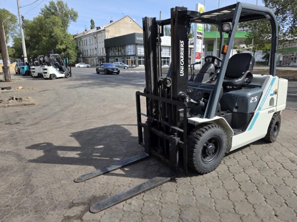 Навантажувач вилковий UNICARRIERS FHD25T5